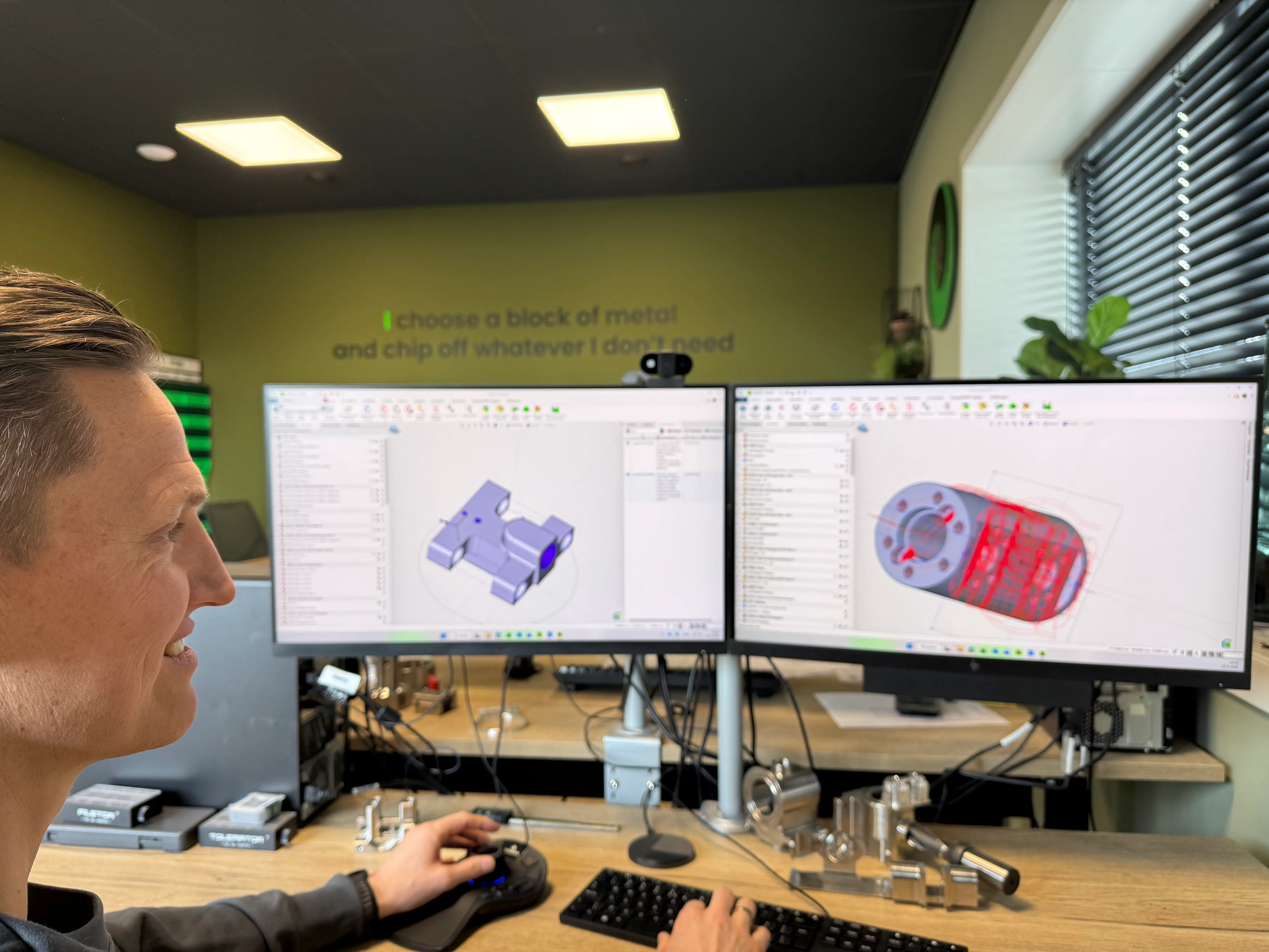 CNC Engineer aan het werk met CAM-software op twee schermen