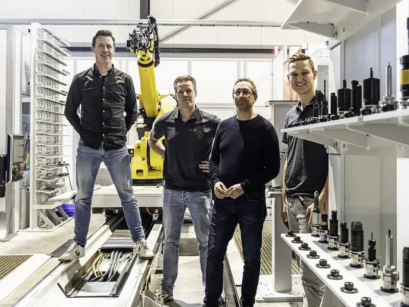 De oprichters bij de robotcel, van links naar rechts: Dennis Oud, Ruud Appel, Gem Bot en Paul Mooij