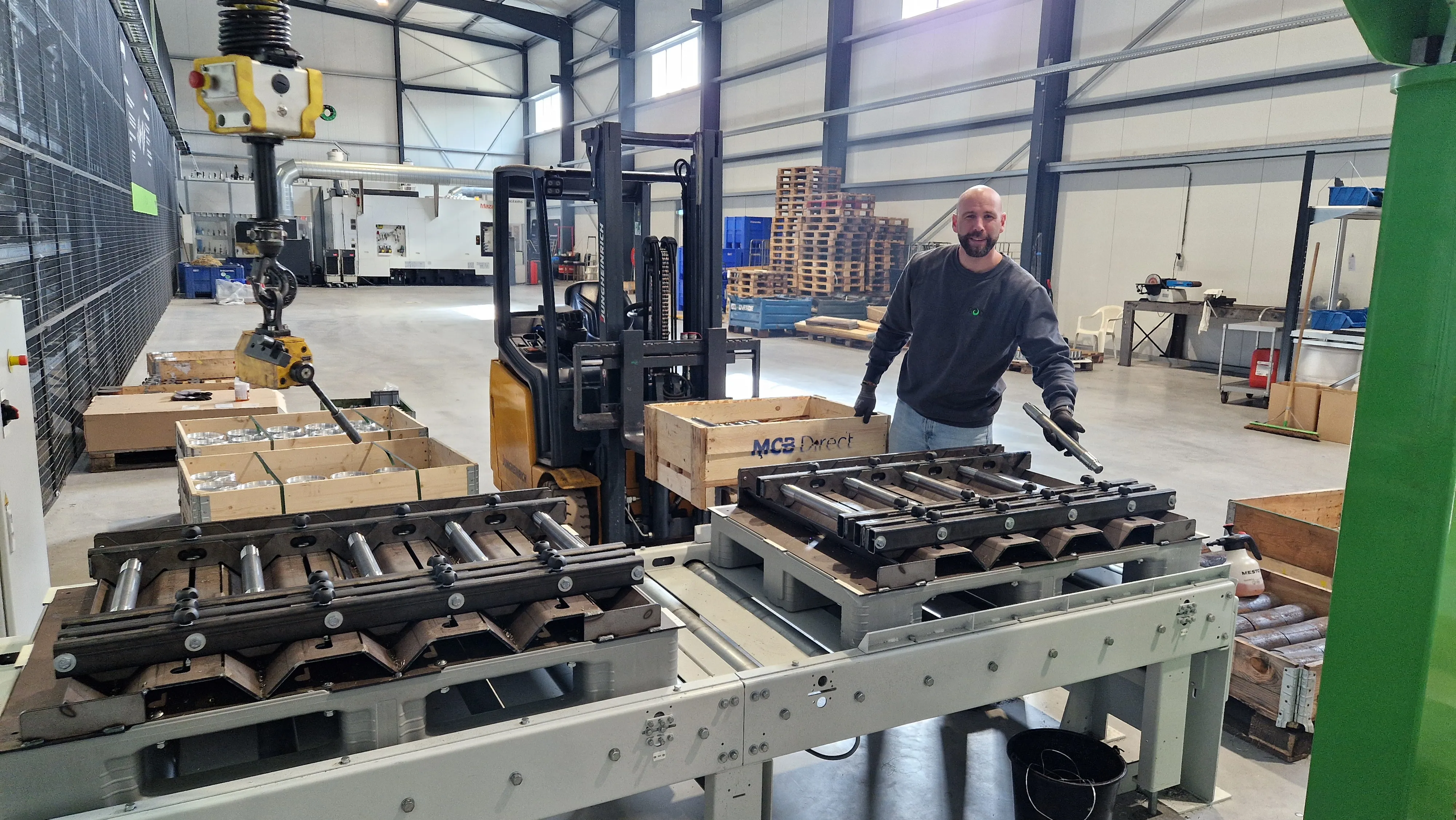 Logistiek medewerker bij de invoerbaan met materiaalpallets