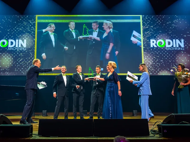 RODIN machining op het podium van de Ondernemingsverkiezing Noord-Holland 2024, met de prijs
