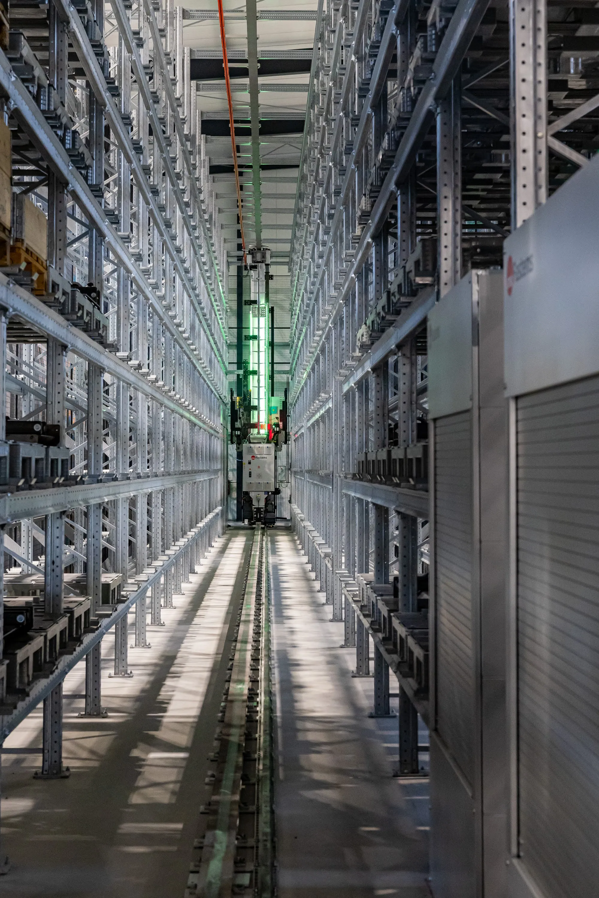 Gangpad van het palletmagazijn met de stapelkraan