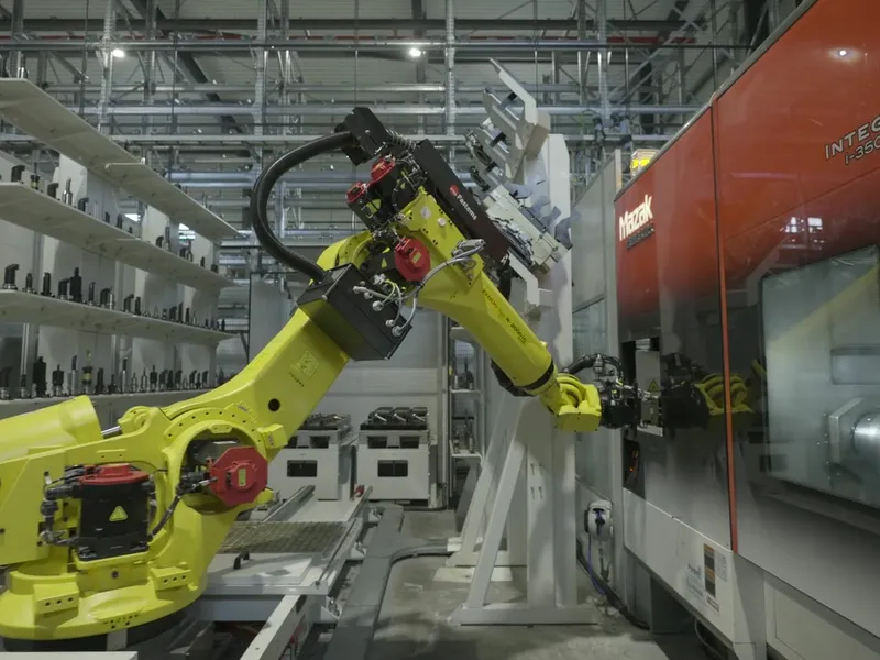 Gele robot bij de Mazak Integrex in de draai-freescel