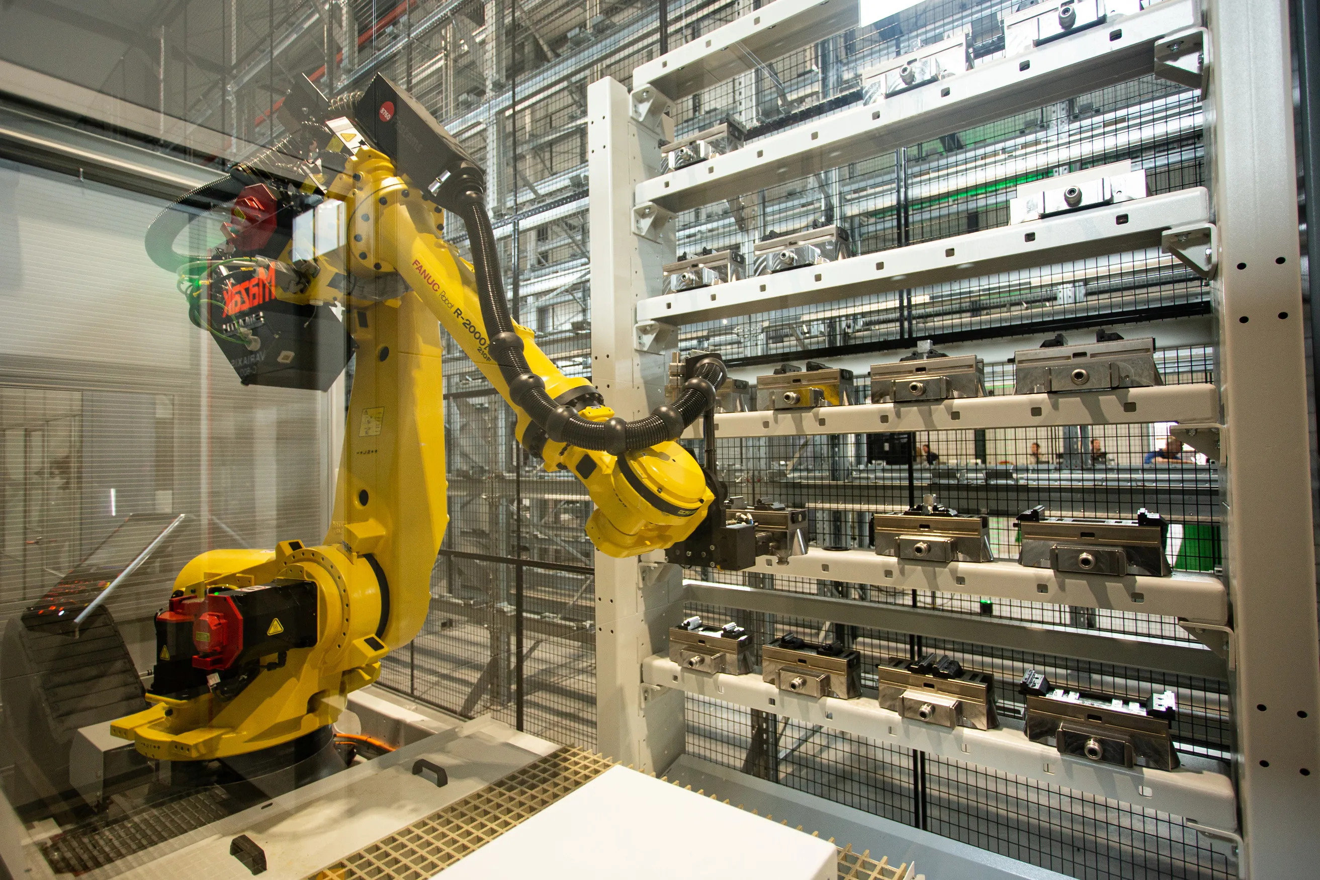 Gele robot voor het magazijn met voorgeladen klemmen